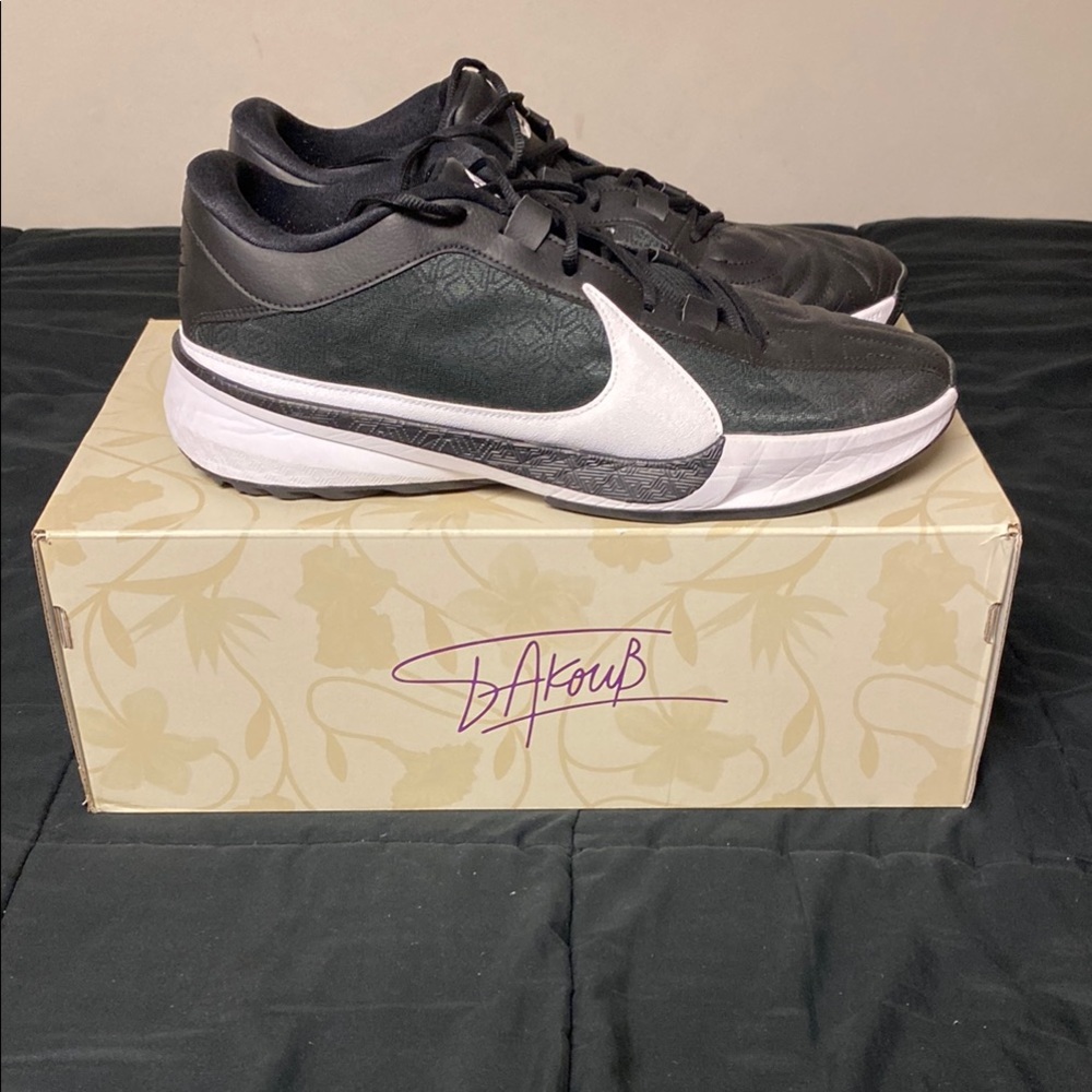 Giannis Zoom Freak 5